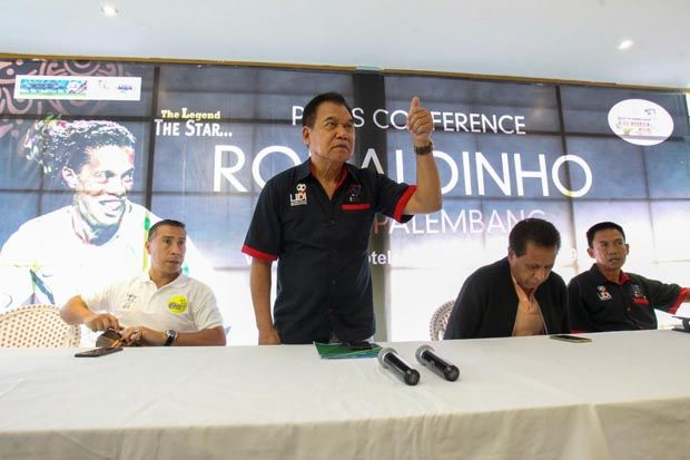 Bintang Lapangan Hijau Ronaldinho Batal ke Palembang