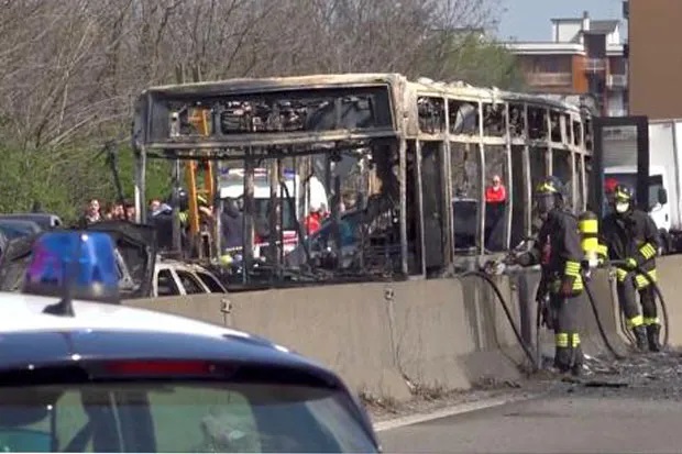 Sopir Membajak dan Membakar Bus Sekolah di Italia