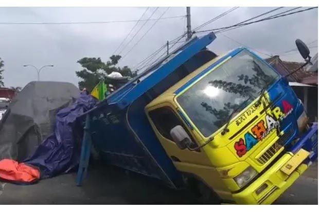 Brak! Ambulans RSUD Bangil Tabrak Truk yang Mogok di Tengah Jalan