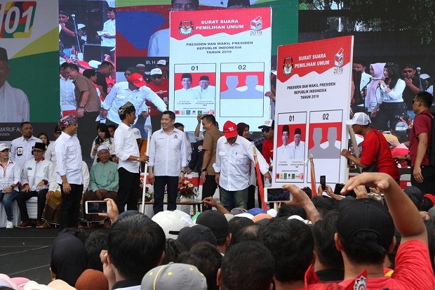 Dampingi Capres Jokowi, HT Akrab Berfoto Bersama Warga Banyuwangi
