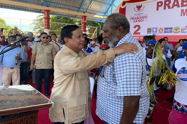 Di Hadapan Ribuan Pendukungnya, Prabowo Berikan Bajunya ke Tokoh Papua