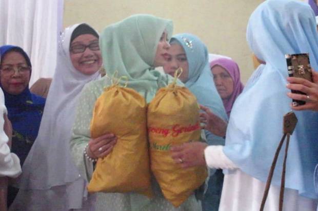 Emak-emak Pengajian Sumbang 2 Kantong Berisi Uang untuk Prabowo-Sandi