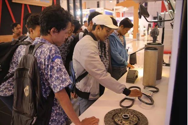 Pelajar Cari Tahu Tentang Industri Otomotif di GIIAS Surabaya 2019