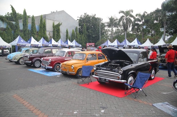 Seru! Komunitas Mobil Tua Serbu GIIAS Surabaya 2019