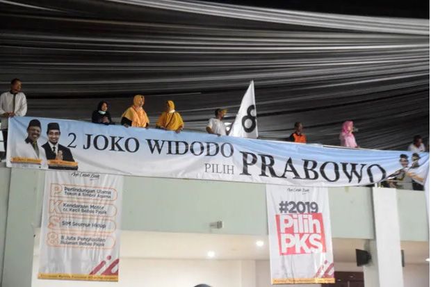 Spanduk Joko Widodo Pilih Prabowo Gegerkan Kampanye Akbar PKS