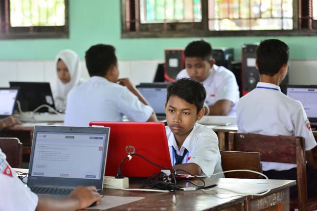 Tak Punya Cukup Komputer, Ratusan Siswa SMP di Jombang Nunut UNBK
