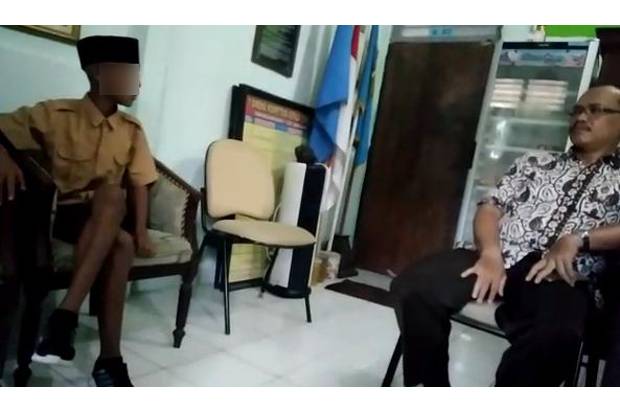 Ditegur Guru Karena Merokok, Murid SD di Surabaya Melawan