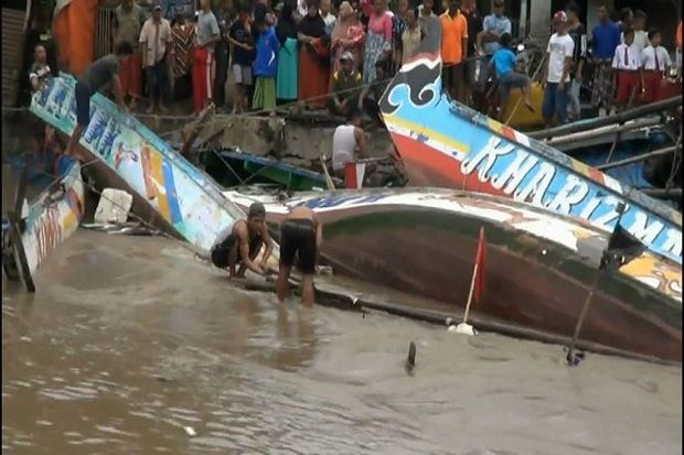 Puluhan Perahu Nelayan Terbalik Diterjang Banjir