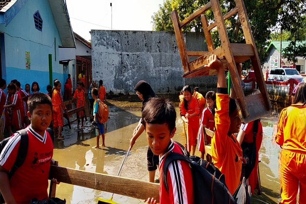Enam Hari Terendam Banjir, Ratusan Buku SDN Tempuran Mojokerto Rusak