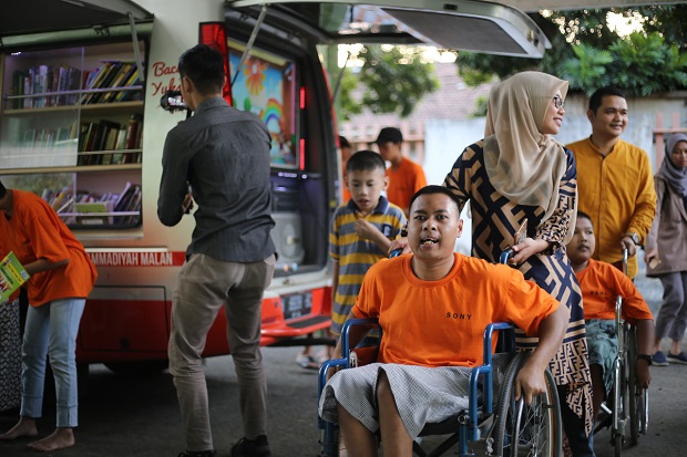 Berbagi Kebahagiaan Ramadhan, Mobil KaCa UMM Sambangi Anak YPAC