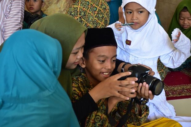 Stikom Media Kenalkan Profesi Fotografer ke Anak Panti Asuhan