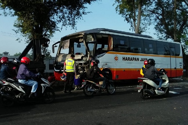 Mobil Boks vs Bus Harapan Jaya di Jombang, Satu Tewas