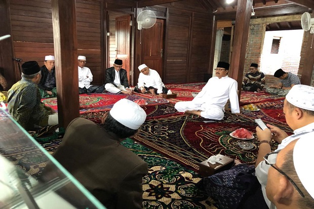 Kiai Sepuh se-Jatim Siap Jadi Tuan Rumah Pertemuan Jokowi-Prabowo