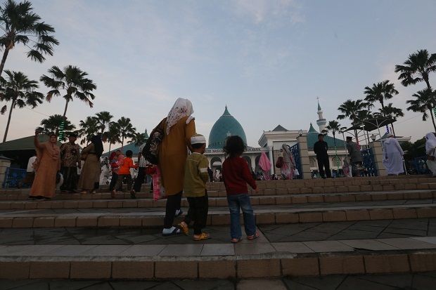 Hari Kemenangan, Ribuan Umat Sholat Idul Fitri di Masjid Al-Akbar