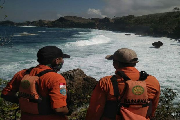 Ombak Besar Hambat Pencarian 2 Wisatawan Hilang di Pantai Pangi