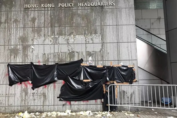 Markas Polisi Hong Kong Dikepung dan Dilempari Telur