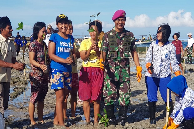 TNI AL Ajak Masyarakat Bersama-sama Tanam Mangrove di Pesisir Alo