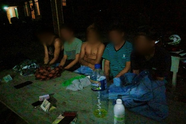 Pesta Miras, 2 Anak dan 4 Pemuda Ditangkap Satgas Keamanan Desa