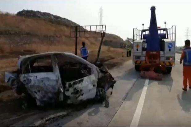 Minibus Ditumpangi Sejoli Terbakar di Tol Pasuruan, 1 Tewas
