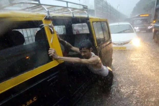 Hujan Deras Guyur India Barat, 32 Orang Tewas