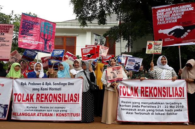 Emak-emak Demo Minta Prabowo Tetap Jadi Oposisi