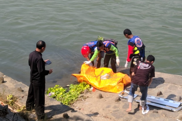 Mayat Wanita Hanya Pakai CD, Mengambang di Sungai Brantas