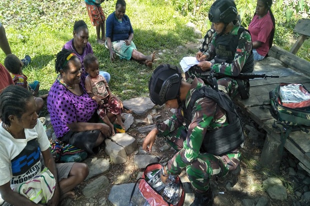 Prajurit Elit TNI AD Ini Layani Kesehatan Warga Kampung Karubate