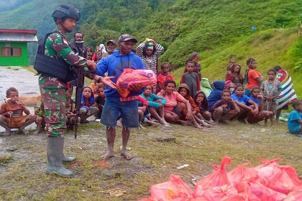 Demi Kemanusiaan, Prajurit TNI AD Ini Bagikan Bahan Pokok di Papua
