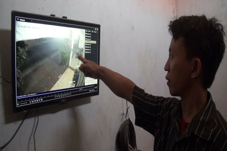 Pelaku Curanmor Terekam CCTV Saat Beraksi di Mojokerto