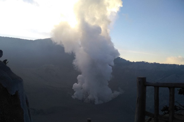 Erupsi Gunung Tangkuban Parahu Sebabkan 15 Wisatawan Sesak Napas
