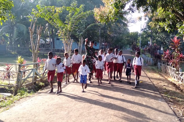 Demi Anak-anak Papua, Prajurit TNI AD Ini Rela Mengantar Sekolah