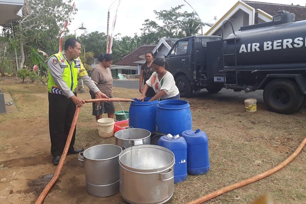 Masyarakat Krisis Air, Polres Malang Salurkan Air Bersih