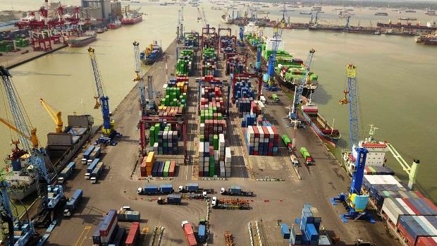 Arus Peti Kemas di Pelabuhan Tanjung Perak Naik 218%