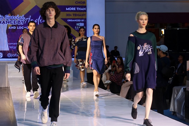 Parade Fashion Karya Anak Bangsa Meriahkan Jatim Runway 2019