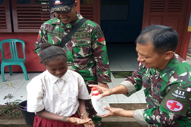 Prajurit Kostrad Ini Ajari Anak-anak Papua Sikat Gigi