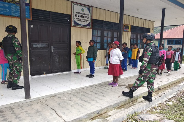 Ini Keseruan Saat Para Prajurit TNI AD Mengajar Murid SD di Papua