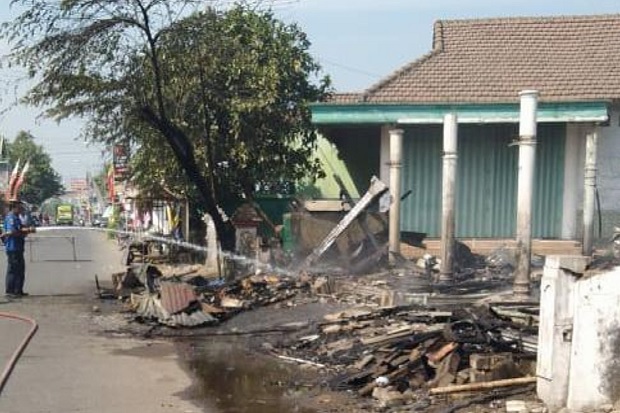 Empat Ruko di Kawasan Wisata Religi Troloyo Hangus Terbakar