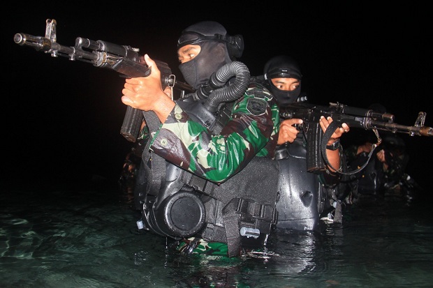 Prajurit Yontaifib 2 Marinir Menyerbu Situbondo dari Bawah Air
