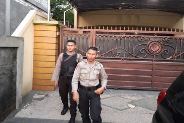 KPK Geledah Rumah Mantan Ajudan Gubernur Soekarwo di Sakura Regency