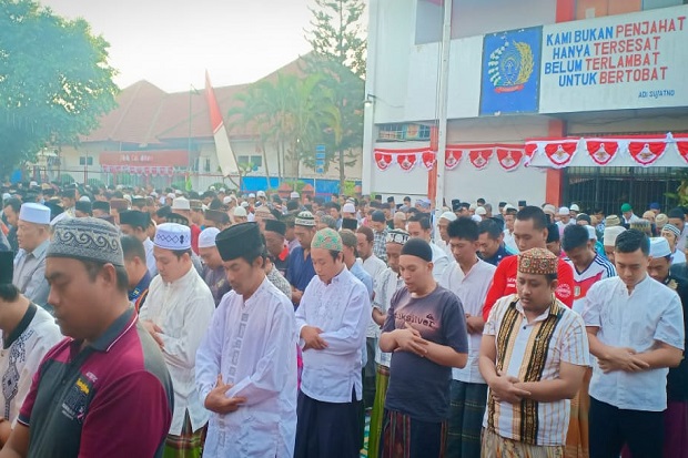 Napi dan Tahanan Rutan Medaeng Khusuk Sholat Idul Adha Berjamaah