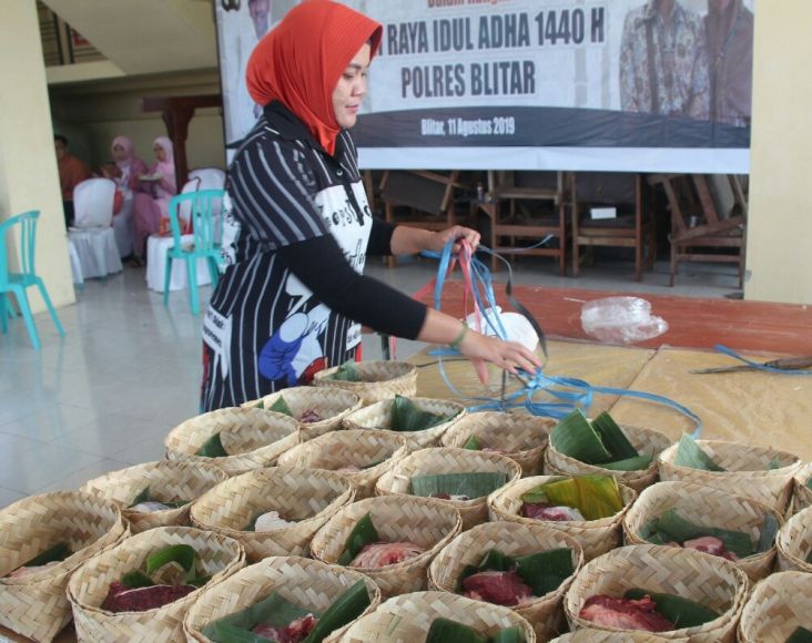 Go Green, Pembagian Daging Kurban Polres Blitar Bebas Sampah Plastik