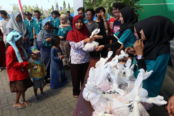 Mahasiswa Baru STIE Perbanas Bagikan Daging ke Warga Surabaya