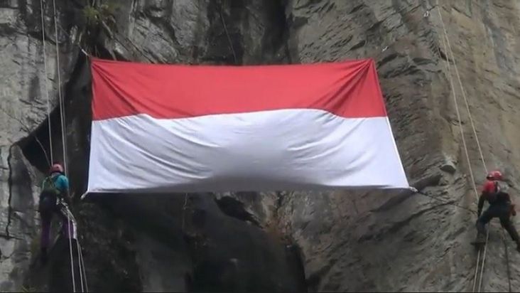 Kibarkan Merah Putih di Lereng Argopuro, Rela Panjat Tebing 74 Meter