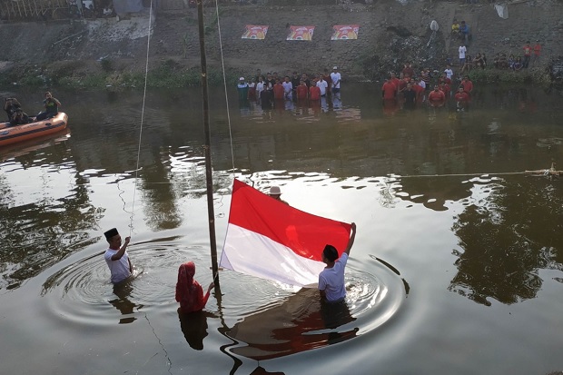 Unik, Warga Mojokerto Upacara Kemerdekaan RI di Sungai