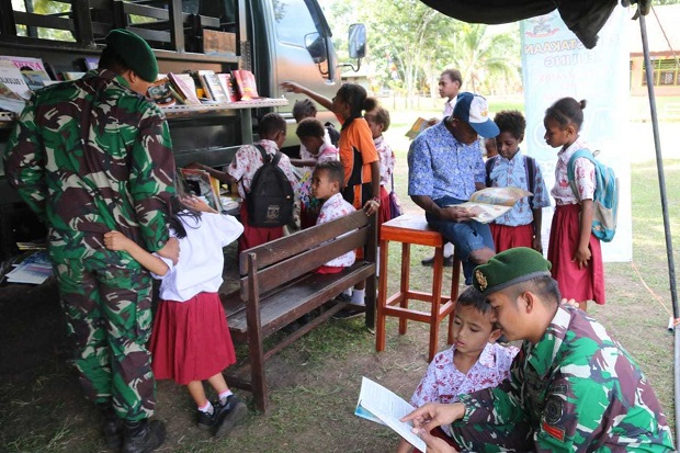 Prajurit Kostrad Hadirkan Perpustakaan untuk Anak-anak Papua