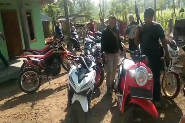 Polisi Gerebek Kampung Begal di Pasuruan, Belasan Motor Diangkut