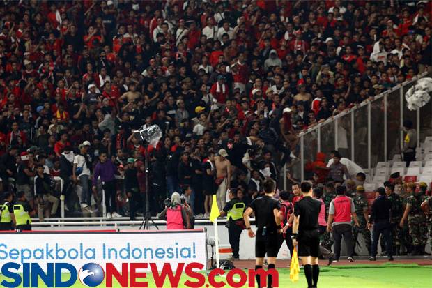 Suporter Rusuh, Sepak Bola Indonesia Dihantui Sanksi FIFA