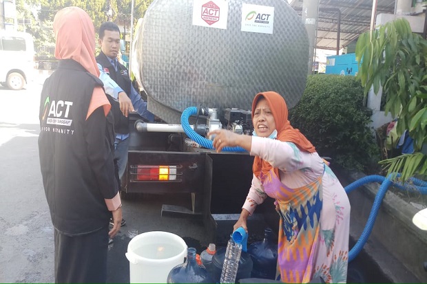 ACT Salurkan Air Bersih ke Masjid Al Falah Surabaya