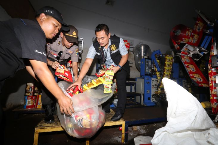 Pabrik Makanan Ringan di Jalan Zamhuri Surabaya Digerebek Polisi