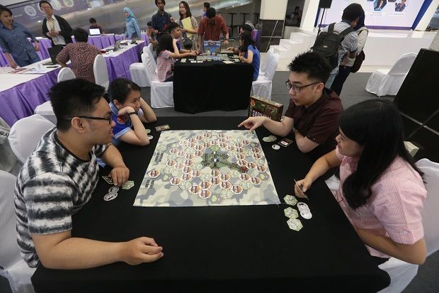 Mahasiswa Ubaya Ajak Pengunjung Mall Mainkan Board Games